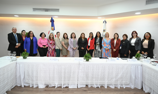 Encargada de Negocios de la Embajada de EE. UU. se reúne con ministra de la Mujer para conocer las políticas en materia de igualdad, derechos y prevención que trabaja la institución