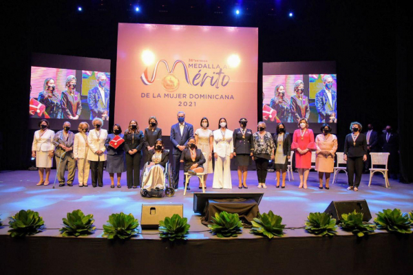 El Presidente de la República  y la Ministra de la Mujer entregan la Medalla al Mérito a 14 mujeres destacadas en los diferentes ámbitos del quehacer nacional