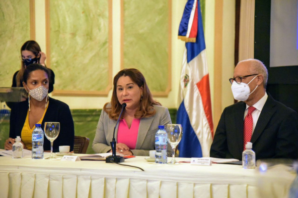 Ministra de la Mujer participó dialogo para impulsar la inclusión y el cierre de brechas en el mercado laboral