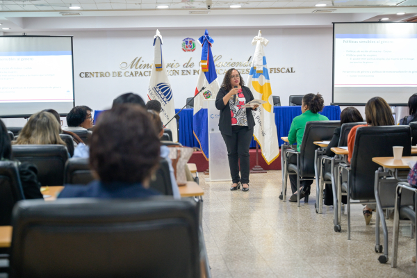 Ministerio de la Mujer y la Dirección de Compra forma personal de instituciones públicas sobre “Compras con enfoque de género”