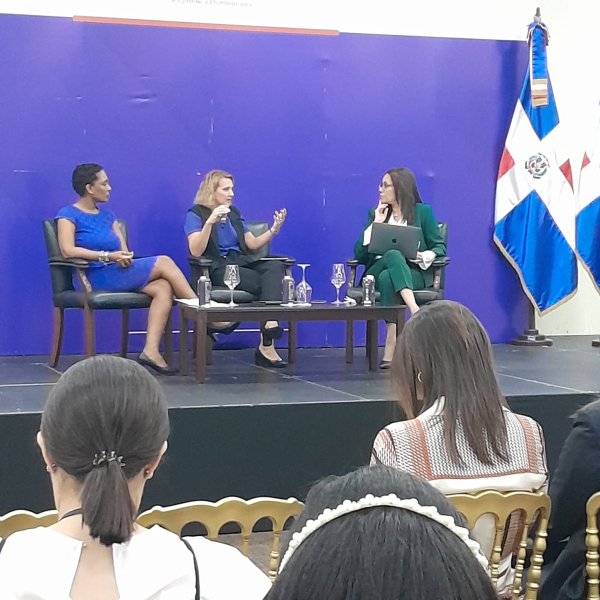 Ministerio de la Mujer participa en panel sobre políticas implementadas para enfrentar la violencia de género