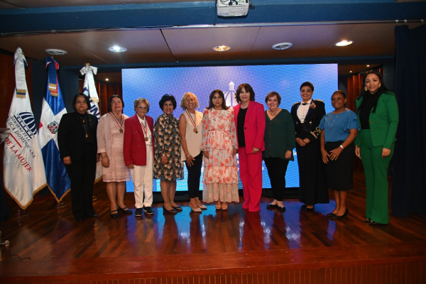 Ministerio de la Mujer destaca trayectoria de mujeres meritorias en libros y documentales