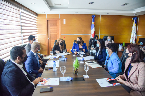 Ministra de la Mujer entrega a PROSOLI programa a favor de víctimas de femenicidios   