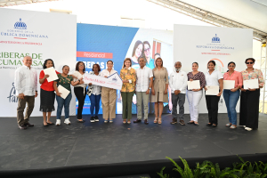 Jefas de Hogar de La Romana reciben el Bono Mujer