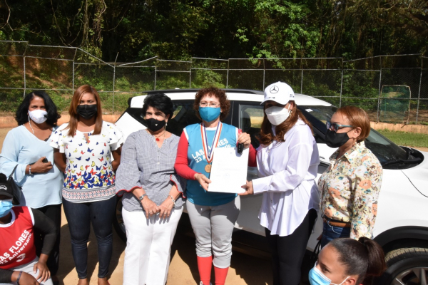 Ministerio de la Mujer entrega  premio a deportista medalla al mérito de la mujer 2021