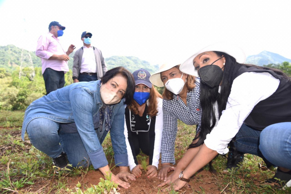 Ministerio de la Mujer participa en Jornada de Reforestación en favor del Medio Ambiente