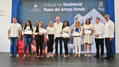 Ministerio de la Mujer entrega RD$ 1,106,000.00 millones de pesos en Bono Mujer en Arroyo Hondo en el Distrito Nacional