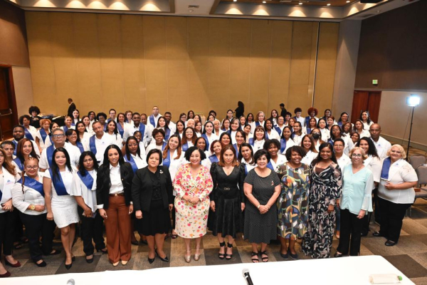 Ministerio de la Mujer gradúa primera promoción del curso de Cuidados y otras capacitaciones