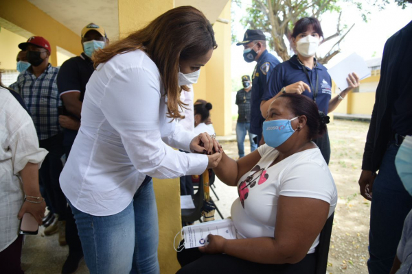 Ministerio de la Mujer exhorta a las mujeres a vacunarse