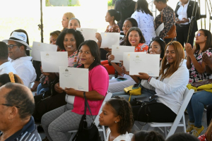 Jefas de hogares reciben Bono Mujer en Higüey