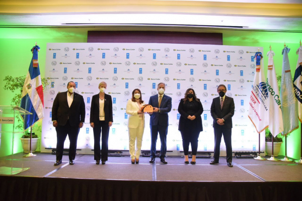 Banco Caribe recibe certificación Igualando RD por política de equidad de género