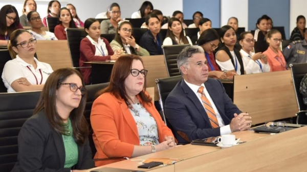 Ministra Janet Camilo y magistrada Luisa Liranzo participan en panel sobre prevención de violencia machista con operarios y operarias