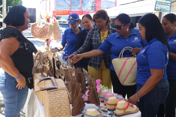 Microempresarias  y artesanas formadas en centros de capacitación del Ministerio de la Mujer  participan  “Ruta Mipymes”