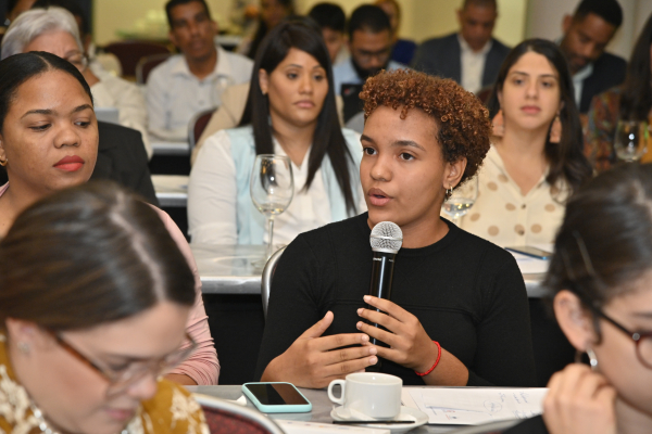 Ministerio de la Mujer y panelistas internacionales discuten acciones para la prevención del embarazo en adolescentes