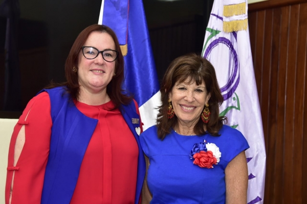 Embajadora de Estados Unidos y ministra Janet Camilo conversan sobre proyectos y programas del MMujer