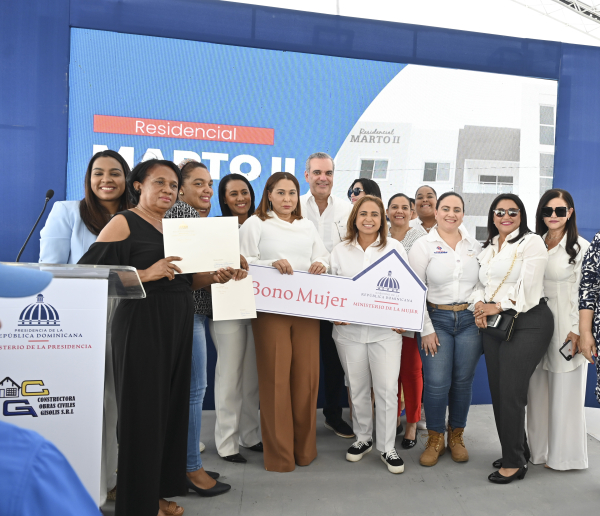 Ministerio de la Mujer inicia el año entregando RD$1 millón 900 mil pesos en Bono Mujer en la Zona Norte
