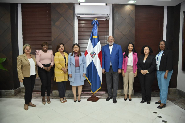 Ministra de la Mujer da seguimiento a iniciativas en conjunto con MINERD